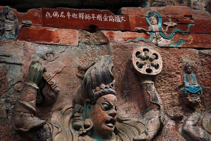 重慶の歴史的な日帰りツアー：大足石彫刻とCiqikou村