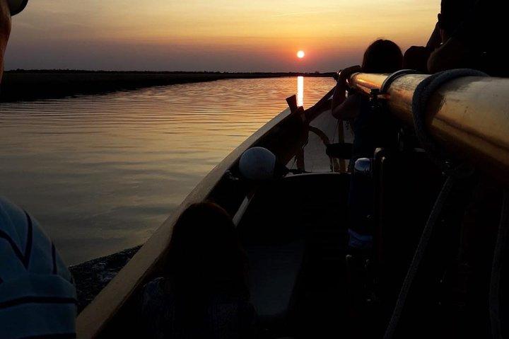 Paseo en barco tradicional al atardecer con Prosecco