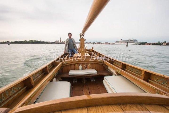 Paseo en barco tradicional al atardecer con Prosecco