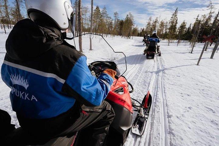 Snöskoter- och isfiske i Apukka semesterorter, Rovaniemi