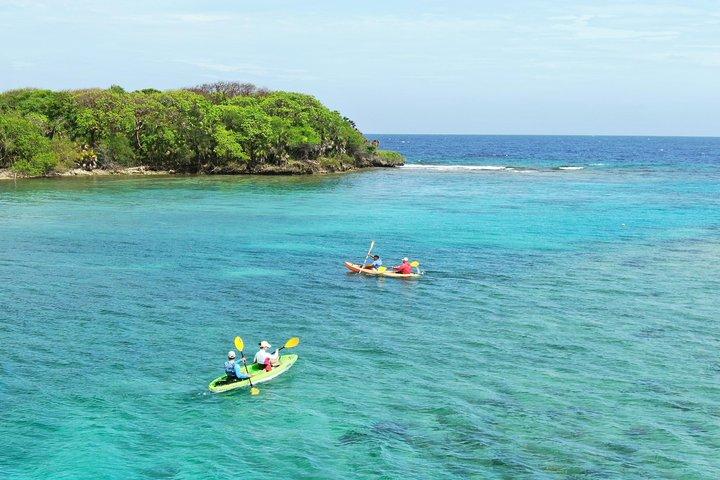 ロアタンショアエクスカーション：カヤックハーバーアドベンチャーとリーフシュノーケル
