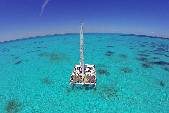 Isla Mujeres Katamaran Tour mit Schnorcheln in MUSA, Buffet Mittagessen & Open Bar