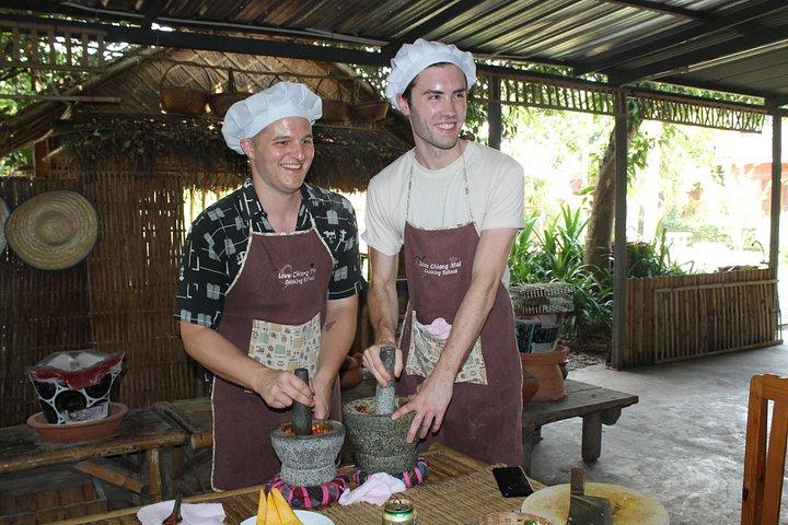 チェンマイ ランナー 地元の人々とタイ北部料理体験