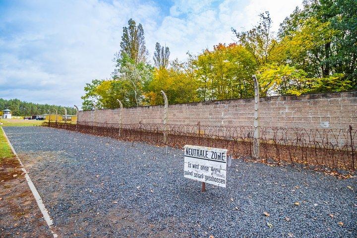 ザクセンハウゼン強制収容所記念館 - 公共交通機関付きのプライベートツアー