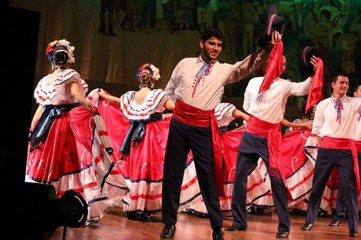 Dinner + Typical dance show at the best viewpoint in San José