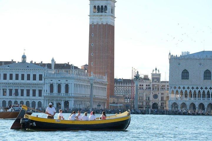 Veneza Sunset por típico barco veneciano com Prosecco