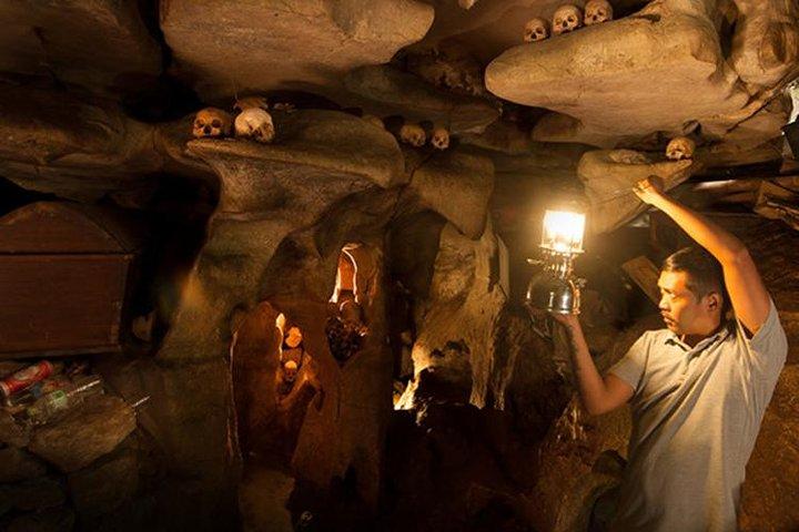 マカッサルから4日間のトラジャ文化ツアー：トンコナンの家からトラジャの葬儀まで