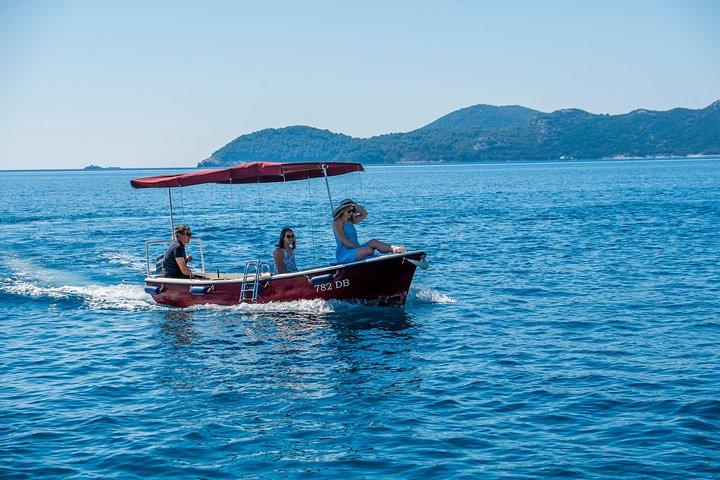 スキッパーなしで小さなボートを借りる - 島を探索し、隠れた洞窟を見つける
