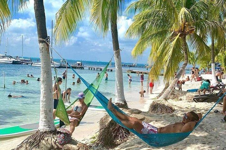 このユニークな体験を生きてください。カタマランからイスラムヘーレスへのツアー。オープンバー付き。