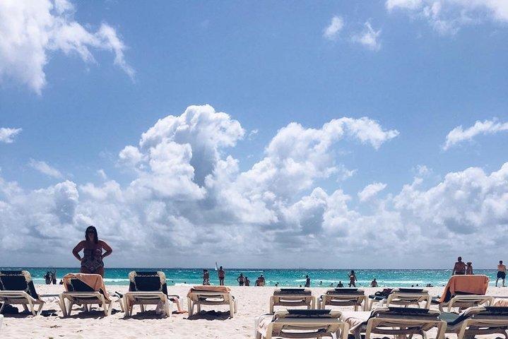 このユニークな体験を生きてください。カタマランからイスラムヘーレスへのツアー。オープンバー付き。