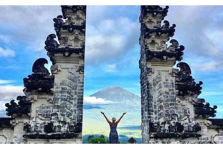 日帰り旅行 : ブルー ラグーン ビーチでのシュノーケリング付きランプヤン寺院 & ティルタ ガンガ