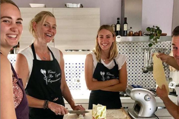Classe de culinária vegana em Florença: Fazendo pasta & vinho!