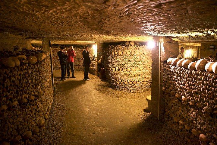 秘密のエリアへの特別アクセス付きパリ地下墓地ガイドツアー