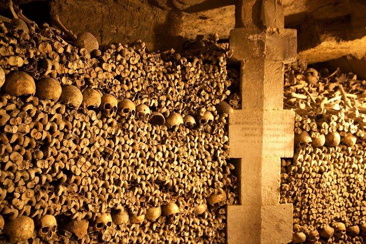 秘密のエリアへの特別アクセス付きパリ地下墓地ガイドツアー