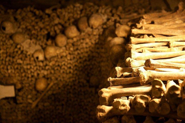 秘密のエリアへの特別アクセス付きパリ地下墓地ガイドツアー