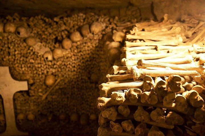 秘密のエリアへの特別アクセス付きパリ地下墓地ガイドツアー