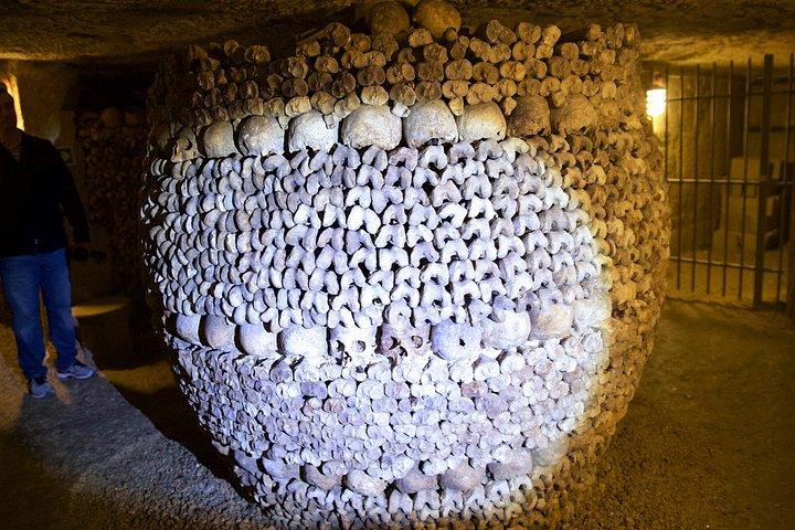秘密のエリアへの特別アクセス付きパリ地下墓地ガイドツアー