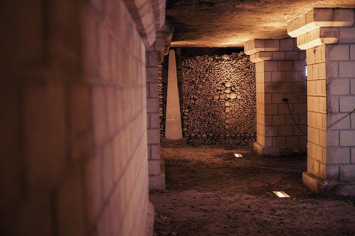 秘密のエリアへの特別アクセス付きパリ地下墓地ガイドツアー