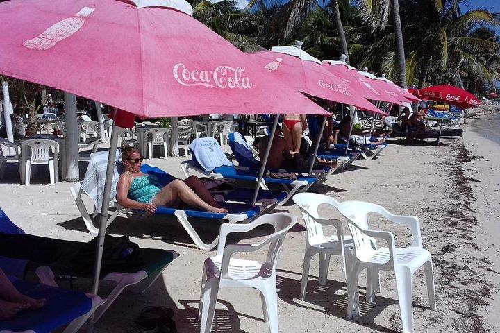 FACILITIES BEACH CLUB Los Arrecifesレストランのビーチでの1日。