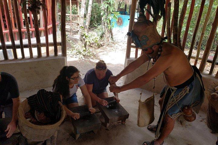 マヤの村とメキシコの昼食付きのコスメル文化ジープツアー