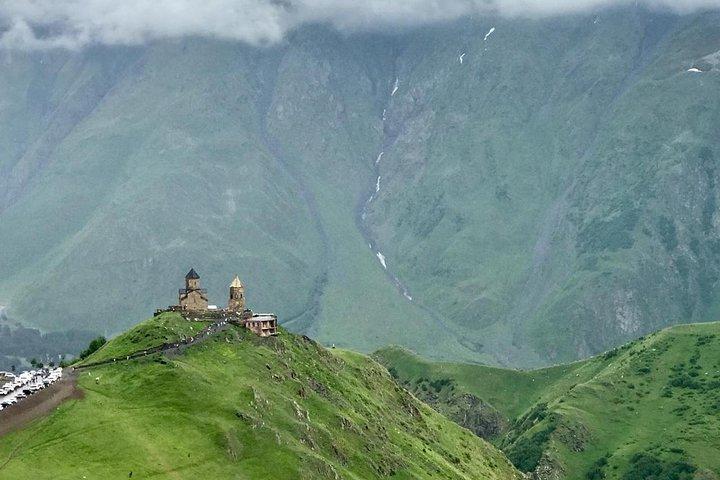 Kazbegi Private Tour – Gergeti Kirche & Bergblick