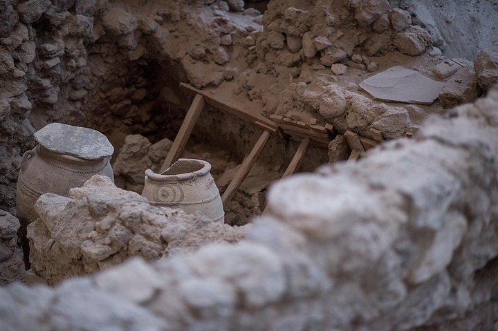 Excursão a grupos pequenos de arqueologia e vinhos de Santorini com degustações