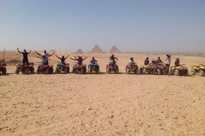 Genießen Sie eine Wüstensafari in der Nähe der Großen Pyramiden mit einem Quad und Kamelreiten