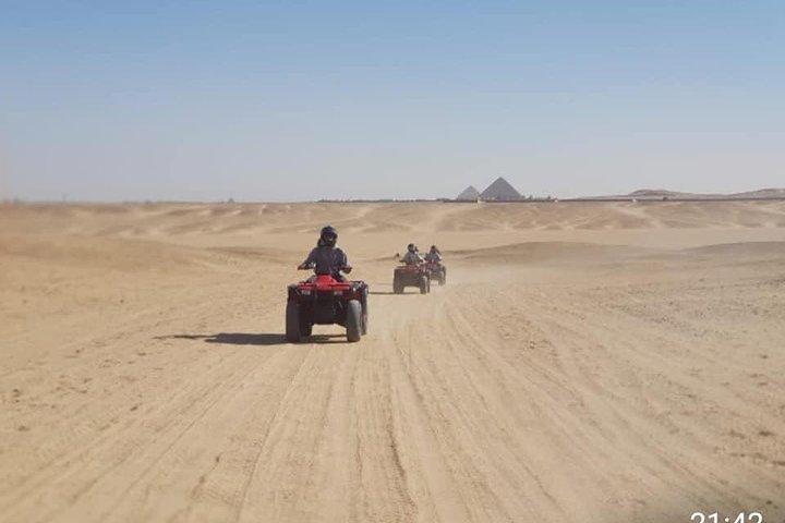 Genießen Sie eine Wüstensafari in der Nähe der Großen Pyramiden mit einem Quad und Kamelreiten