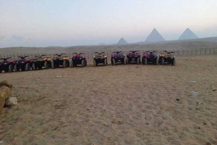 Genießen Sie eine Wüstensafari in der Nähe der Großen Pyramiden mit einem Quad und Kamelreiten