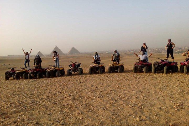 Genießen Sie eine Wüstensafari in der Nähe der Großen Pyramiden mit einem Quad und Kamelreiten