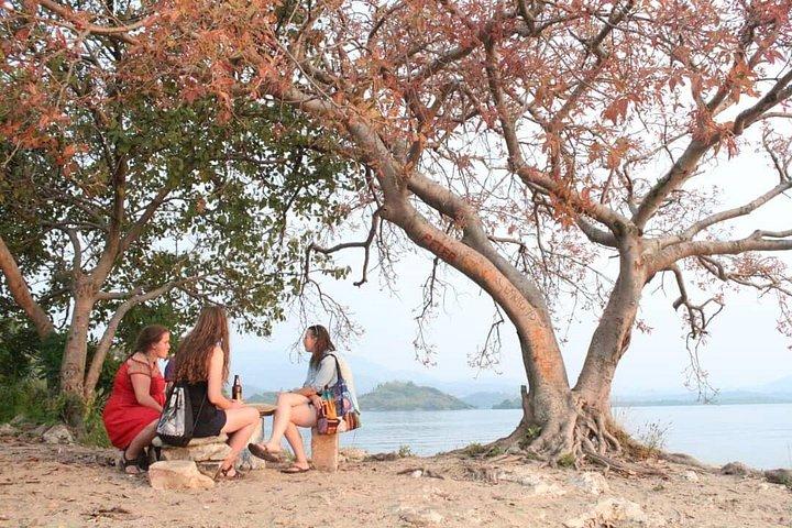 キガリ発：キブ湖クルーズ体験 8 時間日帰り旅行
