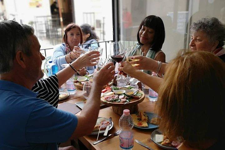 レッチェ旧市街でのワインと食べ物の試飲体験