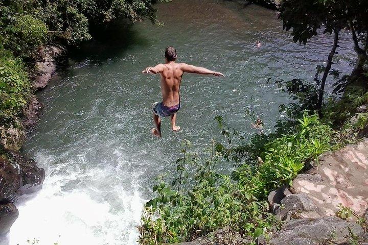 Cliff Jumping e scorrevole a Aling Aling Waterfall