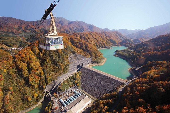 新潟の紅葉苗場のゴンドラと田代ロープウェイ