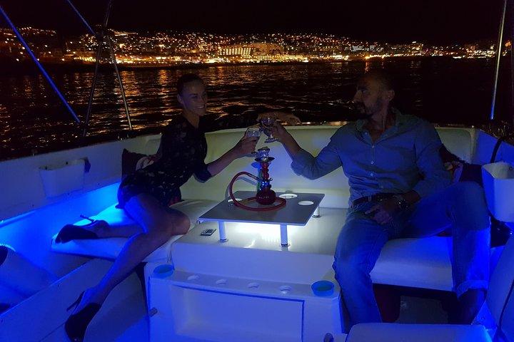 Romantica gita notturna in barca sull'oceano per 2