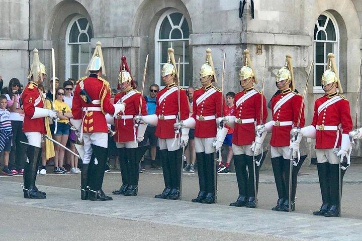 Tour privato dei punti salienti di Londra con Guida esperta in taxi
