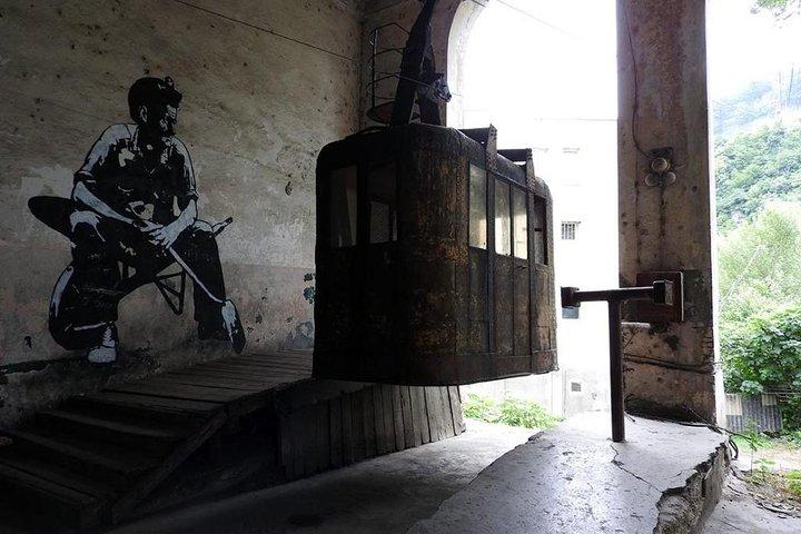 Pazzo tour sovietico con edifici in cemento e mosaici in Georgia