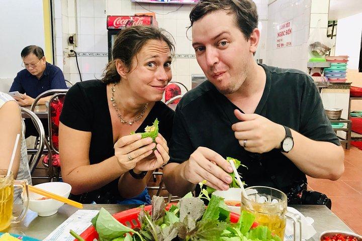 Tour privado nocturno en scooter de comida y cultura – Saigón