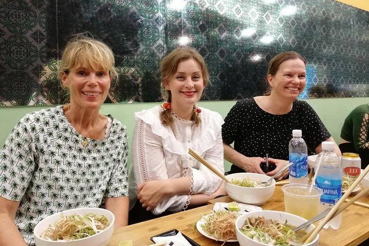 Tour privado nocturno en scooter de comida y cultura – Saigón