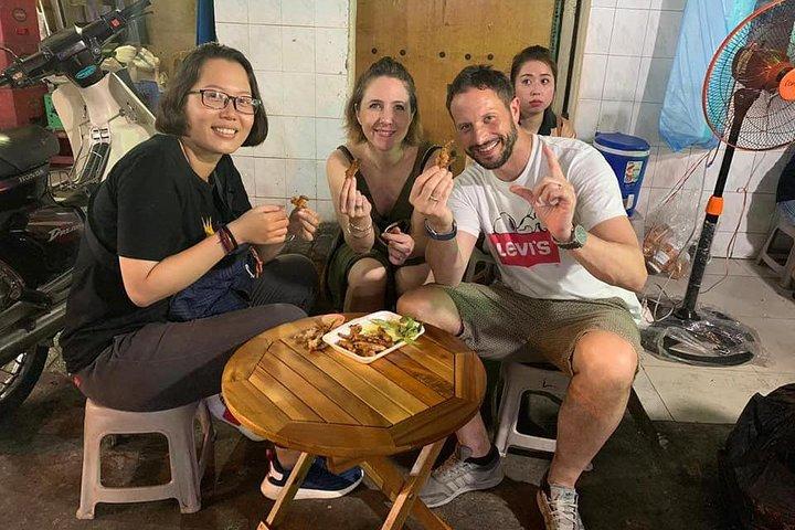 Tour privado nocturno en scooter de comida y cultura – Saigón