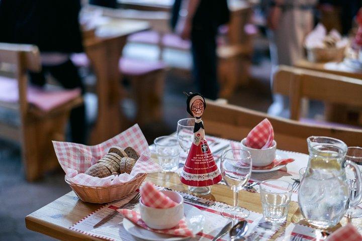 Velada de folklore con música y cena.
