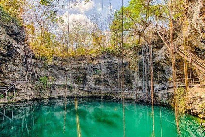 Tour Privado no Cenote Xcanche e Viagem de um Dia pela Cidade Colonial de Valladolid