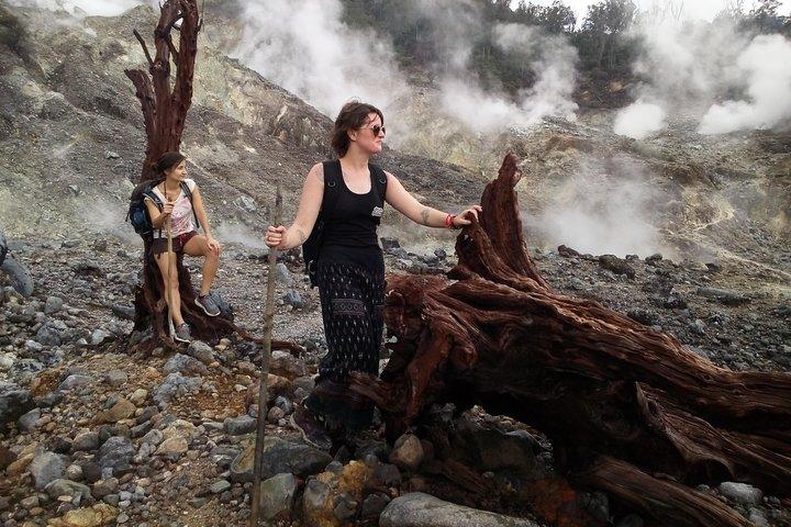 Vulkanwanderung und Dschungel-Trekking-Abenteuer