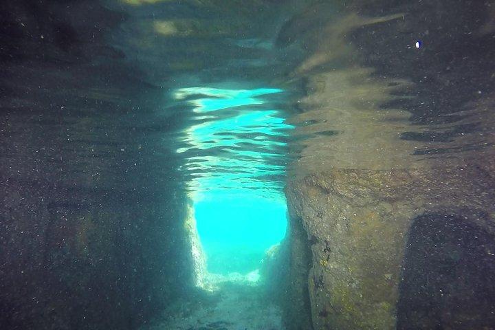 Schnorcheln zwischen den Unterwasserhöhlen von Ischia Ponte