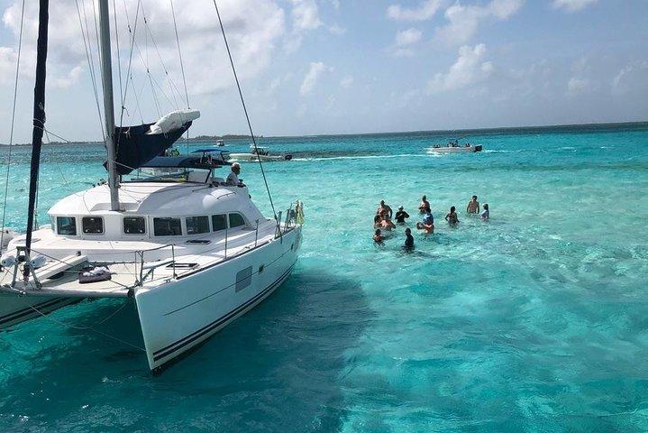 Aventura de snorkel para Isla Mujeres de catamarã. Open Bar e Buffet inclusos.