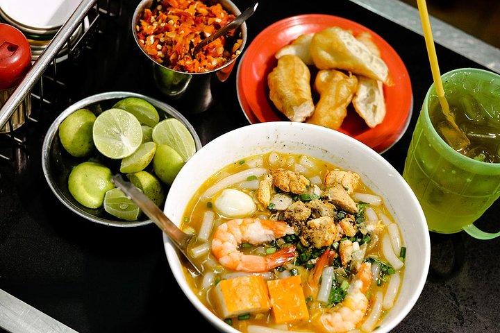 Tour della città di Saigon Backstreets su scooter incluso cibo
