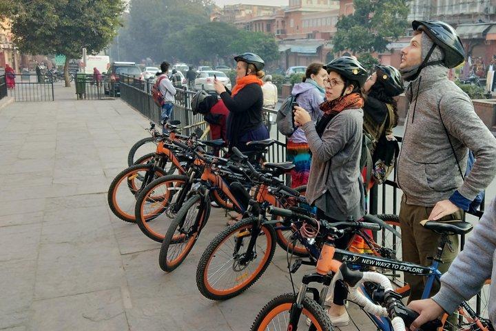 Tour in bici della città rosa al mattino presto per piccoli gruppi