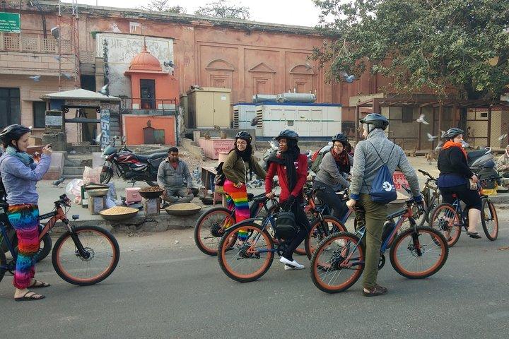 Tour in bici della città rosa al mattino presto per piccoli gruppi