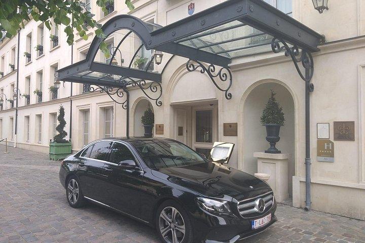 ブリュッセルからアムステルダムへのプライベートトランスファーがデハール城に停車