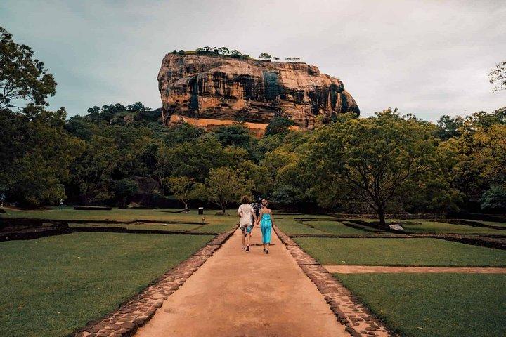 Excursão de um dia com tudo incluído em Sigiriya e Dambulla saindo de Colombo e Negombo